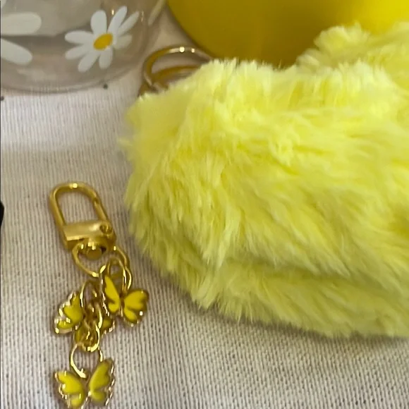 Choose Sunshine Yellow Daisy Water Bottle and Snack Accessories Set - Picture 7 of 7